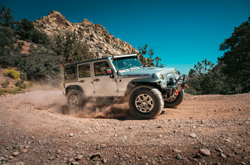 Jeep going through dirt - Sailun Tires